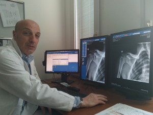 Paolo Faccioli, Direttore della Struttura di Radiologia del Manzoni presso una stazione di refertazione Ris Pacs