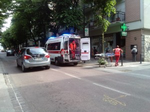 ciclista viale turati ambulanza