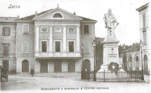 Piazza Garibaldi, il Teatro della Società e il Monumento a Garibaldi, Lecco, 1901