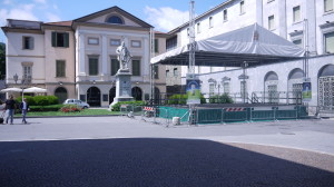 Piazza Garibaldi, il Teatro della Società e il Monumento a Garibaldi, Lecco, 2015
