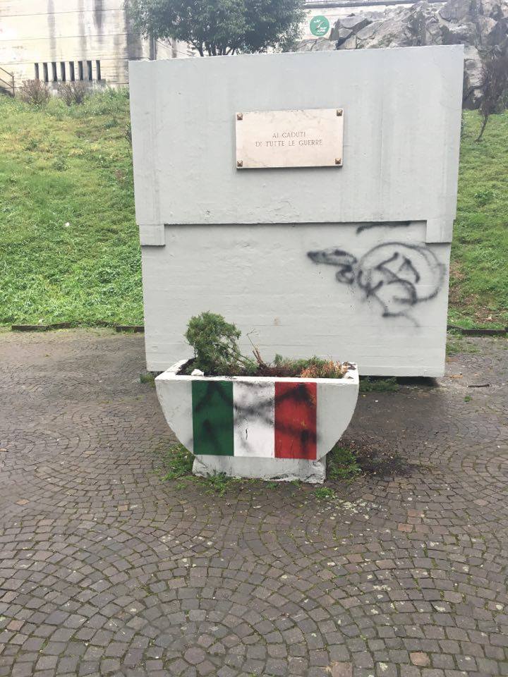 monumento caduti calolzio vandali