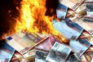 euro-soldi-denaro-bruciati