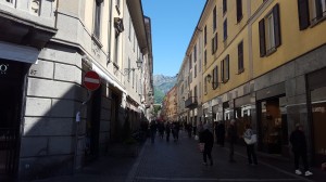 Via Cavour vista da Piazza Garibaldi, Lecco, 2016