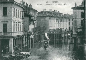 Piazza XX Settembre allagata il 16 giugno 1901