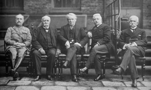 Il generale francese Foch, il Primo Ministro francese Clemenceau, quello britannico Lloyd George, quello italiano Orlando e Sidney Sonnino.