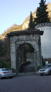 L'arco di accesso al sentiero per san Gerolamo, Vercurago, 2017