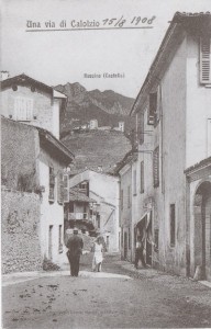 Via alla chiesa, vista del castello di Rossino, Calolziocorte, 1908