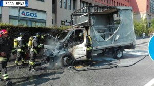 furgone fiamme incendio via balicco (2)