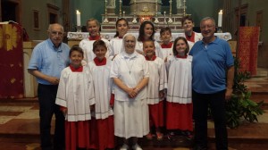 Monsignor Locatelli con i suoi chierichetti