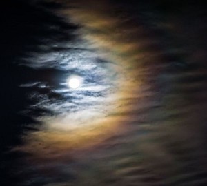 Full_moon_with_rainbow_cloud_halo