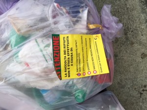 rifiuti immondizia sacco viola