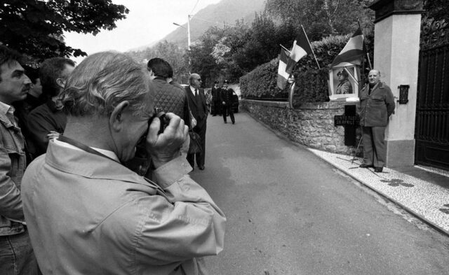 ANTIFASCISMO/TOGLIE I FIORI DALLA LAPIDE DEL DUCE: INDAGATO E PERQUISITO –  Lecco News – Quotidiano di Lecco – Notizie dell'ultima ora di Lecco, lago di  Como, Resegone, Valsassina, Brianza. Eventi, traffico